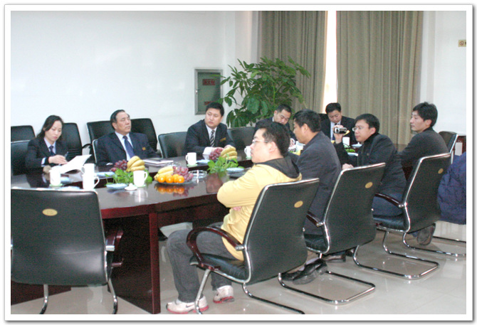 郑州市建设工程交易中心副主任谭洪与客人进行座谈