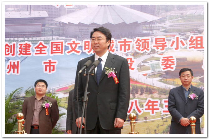 市委常委、副市长穆为民宣布“郑州市建筑职工创建全国文明城市宣传教育活动”启动