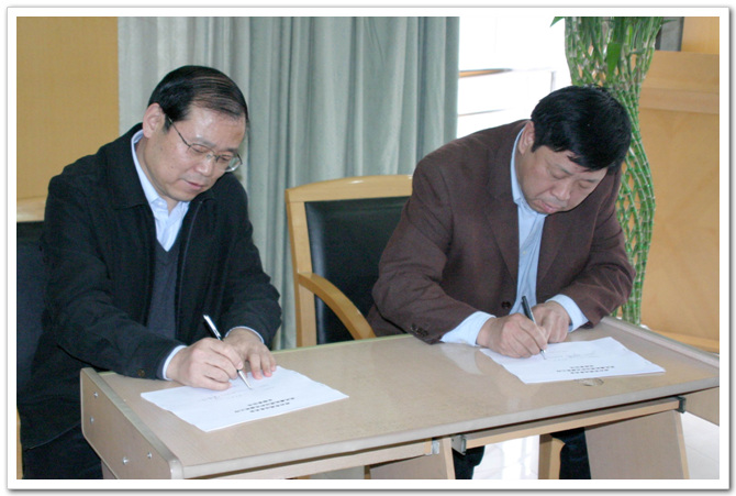 企业办主任牛合顺在会议上与市建委主任、党委书记郭庆宽签订目标责任书