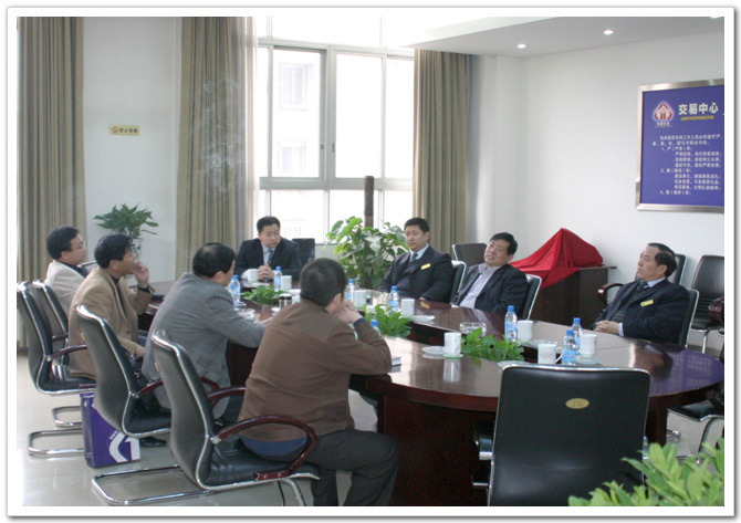 郑州市交易中心主任张连科与唐山市建委的客人进行座谈 