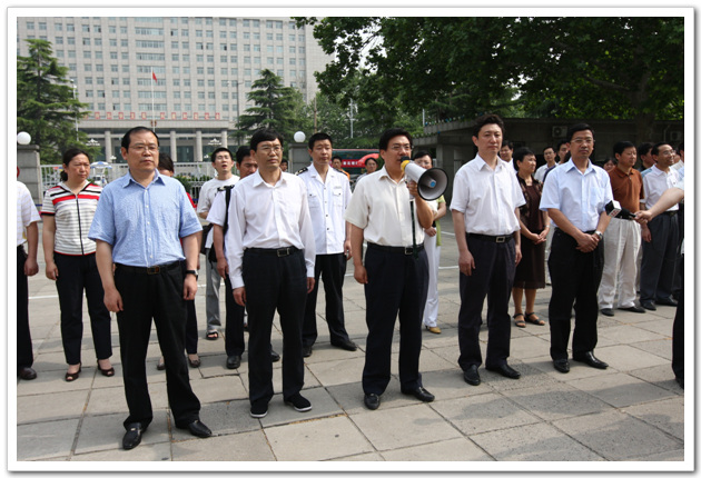郑州市常务副市长李柳身对先遣组的同志进行出发前的动员，并提出明确的要求