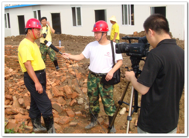 郑州电视台记者对过渡安置房建设工程进度以及先进事迹进行跟踪报道