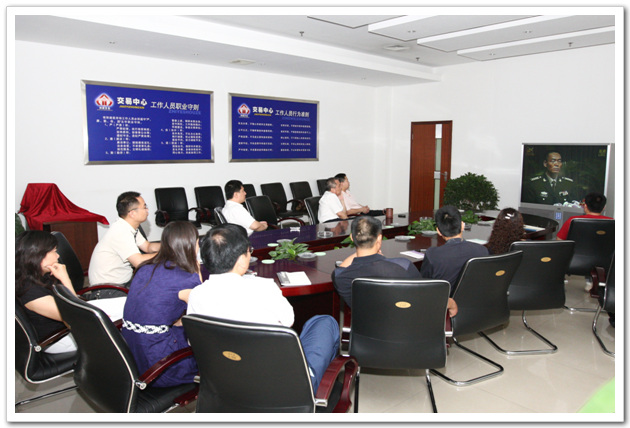 郑州市建设工程交易中心组织收看抗震救灾英模事迹报告会的实况转播