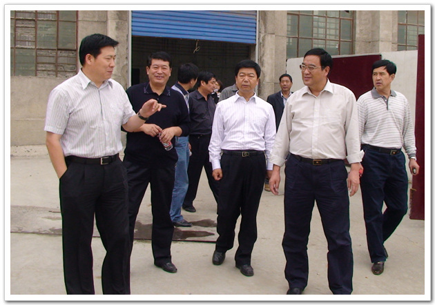 郑州市建委副主任杨双灿陪同督导组一行在新密市建材生产企业进行抽查
