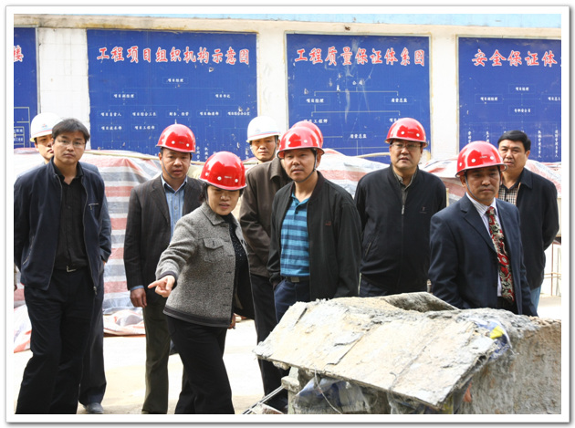 建设部建筑质量安全督查组在郑州市建委副主任姜海的陪同下对郑州市房屋建筑的抗震设计、工程质量和施工安全进行督查检查