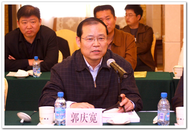 郑州市建委主任郭庆宽在会议上发言