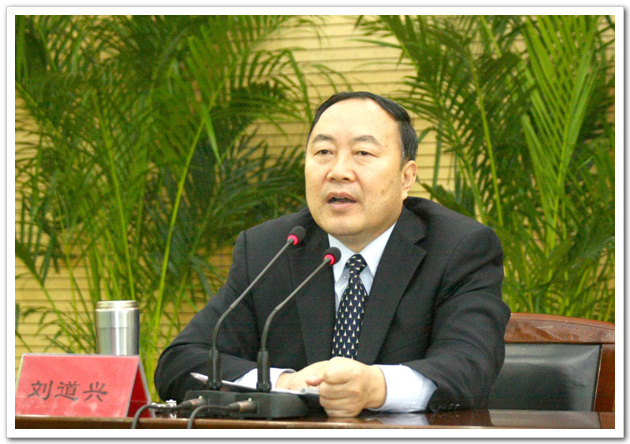 省社科院副院长、研究员刘道兴为大家做题为《坚持科学发展观，加快中原崛起》的理论讲座