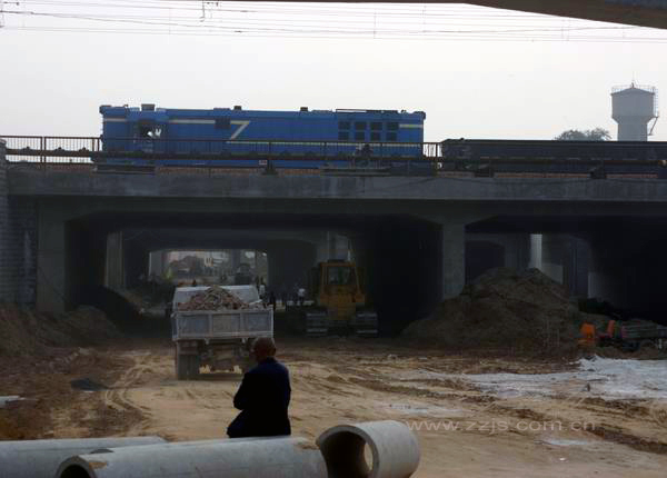 穿越亚洲最大铁路编组站的农业路立交桥主体工程