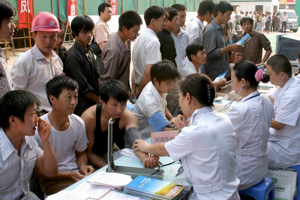 郑州市第一人民医院专程派人到工地开展义诊活动