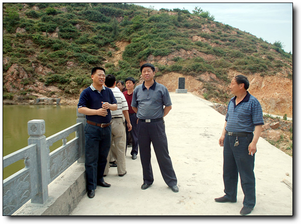 郑州市建委总会计师赵建民一行了解田种湾村大坝的管理维护情况