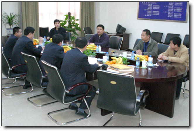 交易中心副主任谭洪与哈尔滨市建设工程交易中心的客人进行座谈