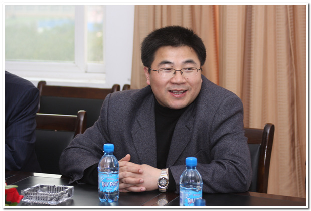 郑州市建委副主任、下穿式隧道工程项目部经理潘开名同志介绍项目工程概况及工作进展情况
